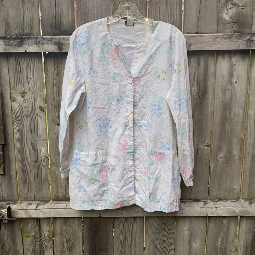 Button down scrub top sz. S